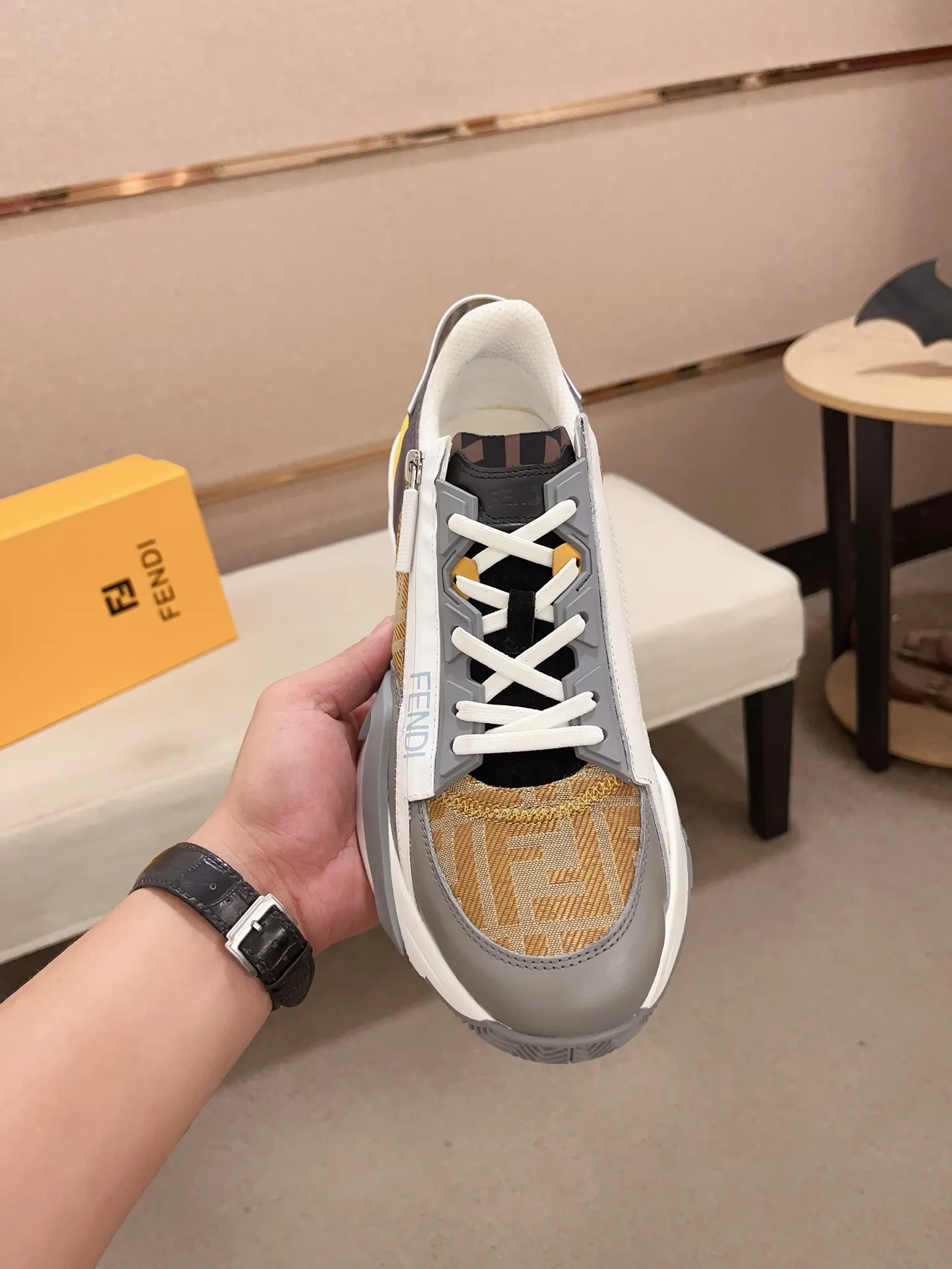 Men's shoes💰: 540💰(Higher version) [Fendi] Fendi's latest casual shoes for men! Available at counters simultaneously! A one-to-one replica of the original. Made entirely of imported top-grain calfskin, the interior is made of top-grain water-dyed cowhide, and the original factory-supplied rubber outsole. Leading new fashion concepts. Matching code: 38-44 can be customized, 45 is not returnable!
